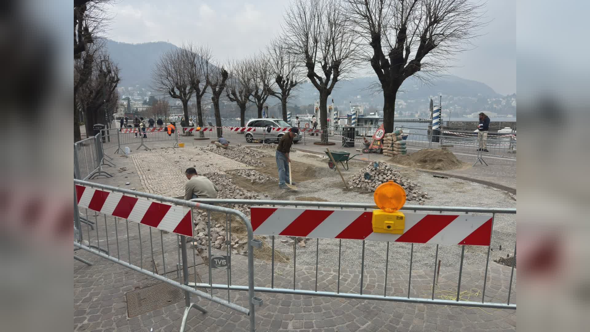 Lungolago di Como, lavori sulla pavimentazione dove era presente il chiosco
