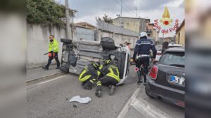 Auto ribaltata a Como in via Primo Maggio, ferita la conducente