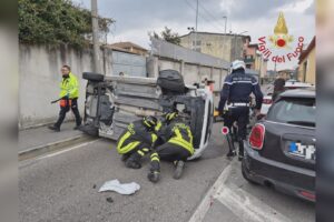 Auto ribaltata a Como in via Primo Maggio, ferita la conducente