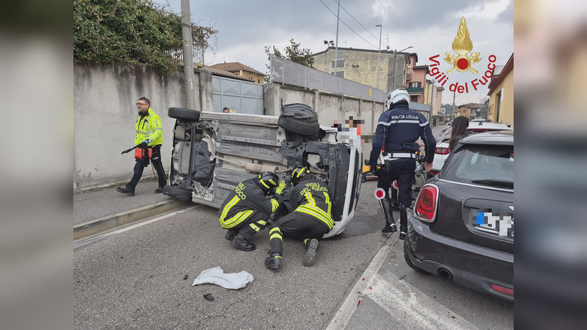 Auto ribaltata a Como in via Primo Maggio, ferita la conducente