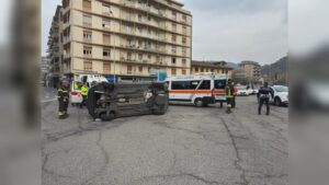Incidente a Como, auto ribaltata all’incrocio di viale Roosevelt