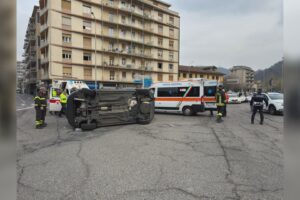 Incidente a Como, auto ribaltata all’incrocio di viale Roosevelt