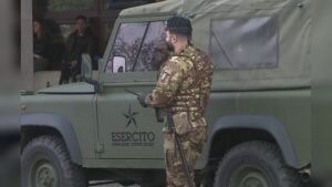 Passeggiava in centro nonostante l’espulsione. Fermato dall’Esercito e arrestato dalla polizia