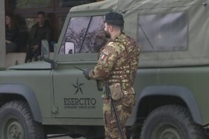 Passeggiava in centro nonostante l’espulsione. Fermato dall’Esercito e arrestato dalla polizia