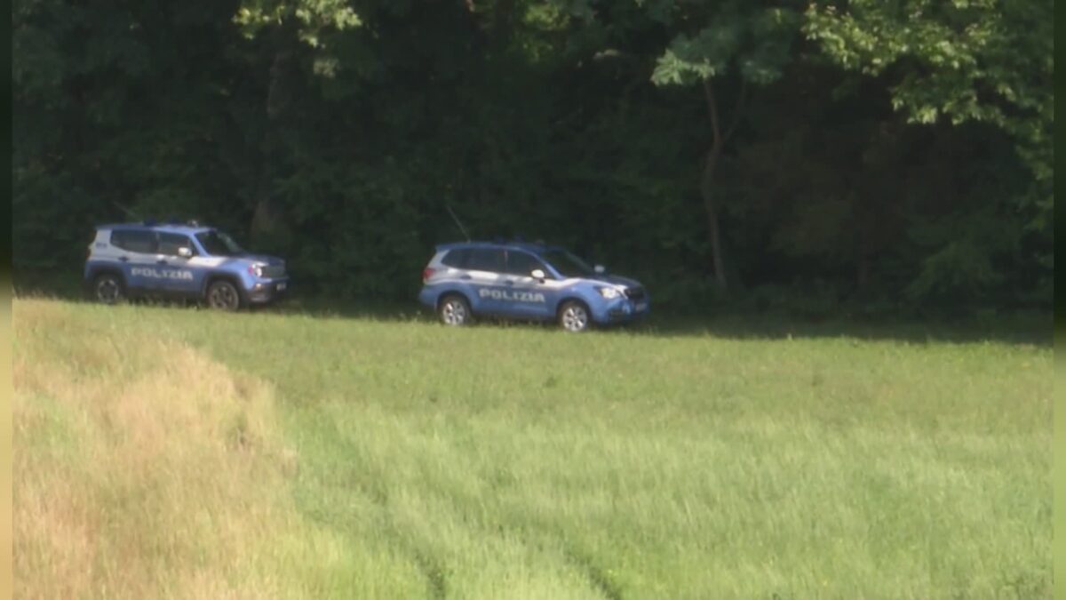 Turate, i poliziotti seguono i clienti e arrivano agli spacciatori. Due arresti nei boschi