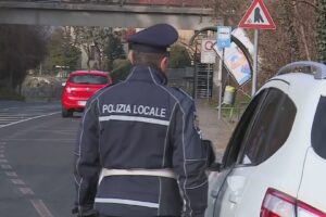 Como, ritirate 46 patenti dalla polizia locale, 88 multe al giorno per divieto di sosta