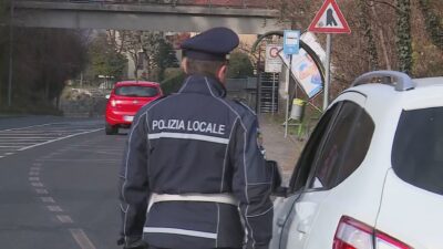 Como, ritirate 46 patenti dalla polizia locale, 88 multe al giorno per divieto di sosta