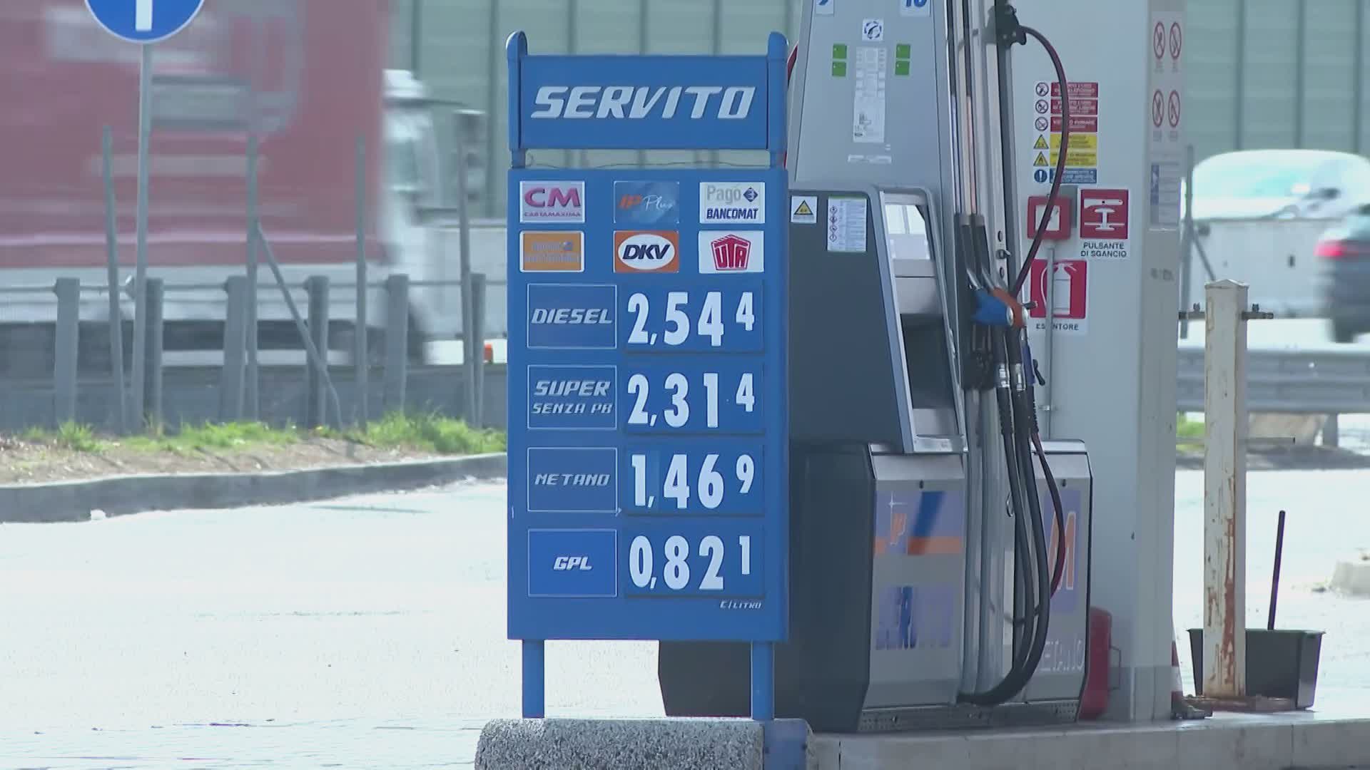 Carburanti, non si ferma la corsa dei prezzi. In autostrada gasolio fino a 2,50 euro al litro