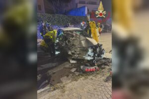 Auto fuori strada a Domaso, feriti un 19enne e un 27enne. Due elicotteri per i soccorsi