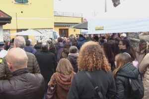 Legami, a Castelmarte un bar che salva il paese. Il ministro Locatelli: “Un’occasione di lavoro per i ragazzi più fragili”