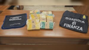 Brogeda, 15 chili di cocaina nascosti in auto, arrestato dominicano