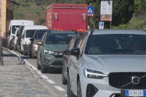 Statale Regina, esperimenti anti-paralisi del traffico. Semafori e ordinanza ma non mancano le code