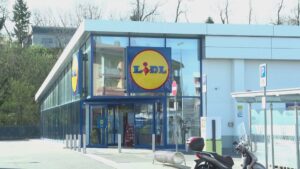 Colpo al supermercato in via Cecilio, finanziere fuori servizio blocca un rapinatore