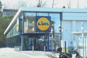 Colpo al supermercato in via Cecilio, finanziere fuori servizio blocca un rapinatore