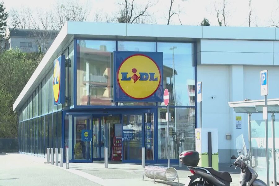 4137 Colpo al supermercato in via Cecilio finanziere fuori servizio blocca un rapinatore 1773683669