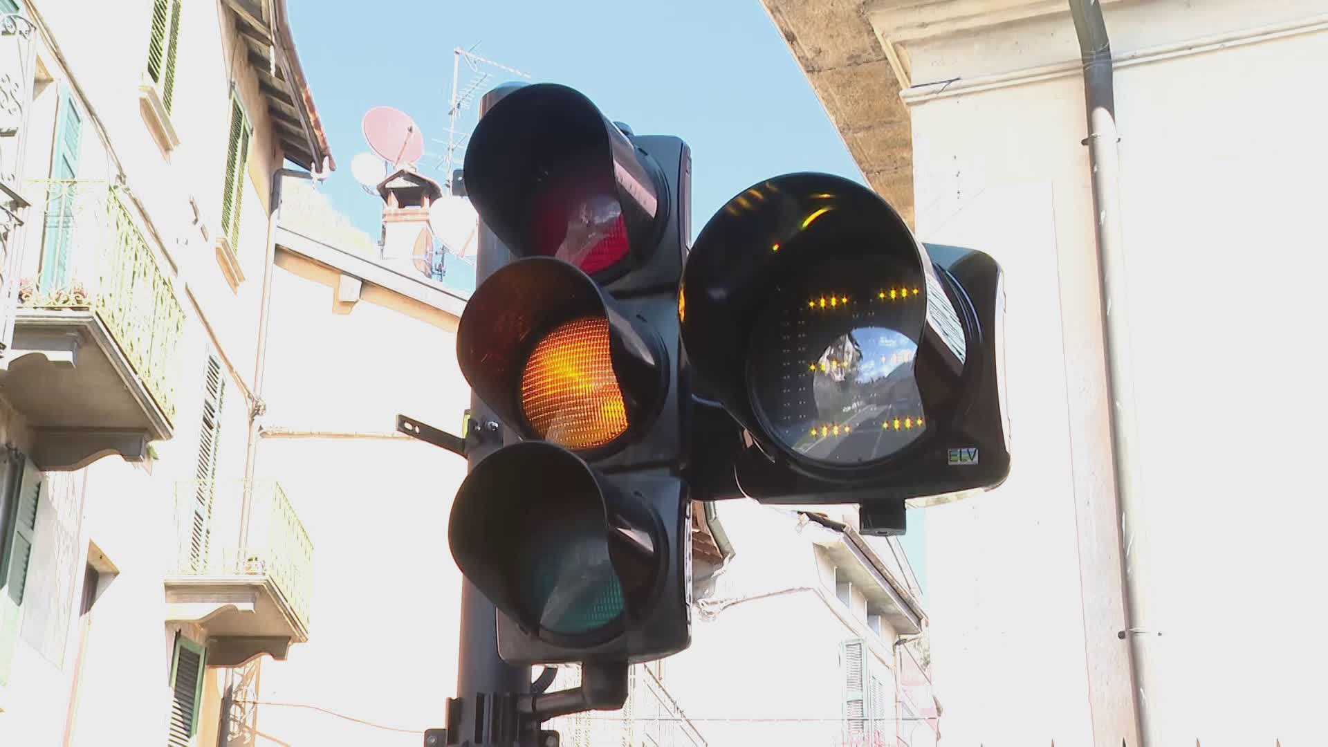 Nuovi semafori sulla Statale Regina, sperimentazione fallita e terminata dopo 24 ore