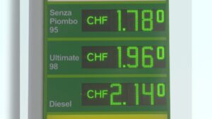 Decreto carburanti. Dove si risparmia, l’eterno confronto Italia-Svizzera