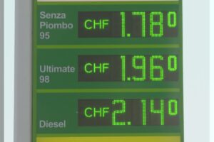 Decreto carburanti. Dove si risparmia, l’eterno confronto Italia-Svizzera