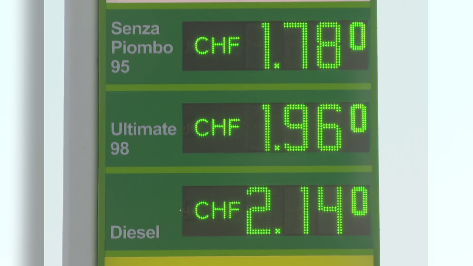 Decreto carburanti. Dove si risparmia, l’eterno confronto Italia-Svizzera