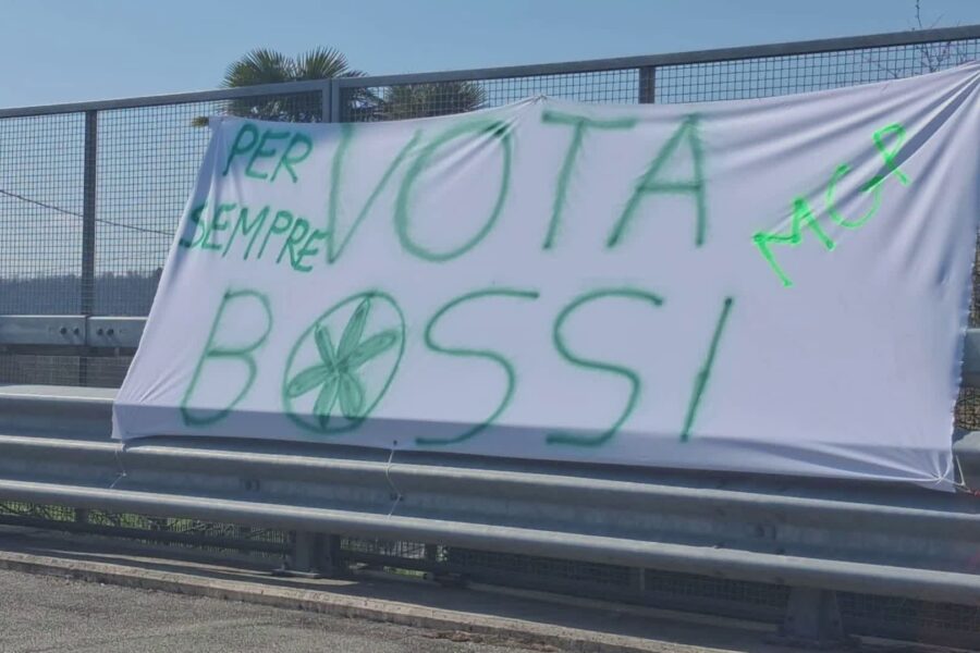 4398 Gemonio lomaggio a Umberto Bossi. Giorgetti e Reguzzoni dai familiari 1774027173