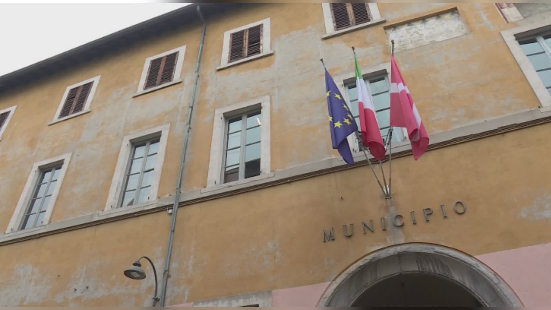 L’autoproclamato candidato sindaco Luigi Bottone presenta il suo programma elettorale