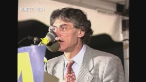 “Roma ladrona” e ambizioni di indipedenza: Bossi a Como negli anni ruggenti della Lega