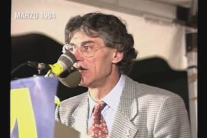 “Roma ladrona” e ambizioni di indipedenza: Bossi a Como negli anni ruggenti della Lega