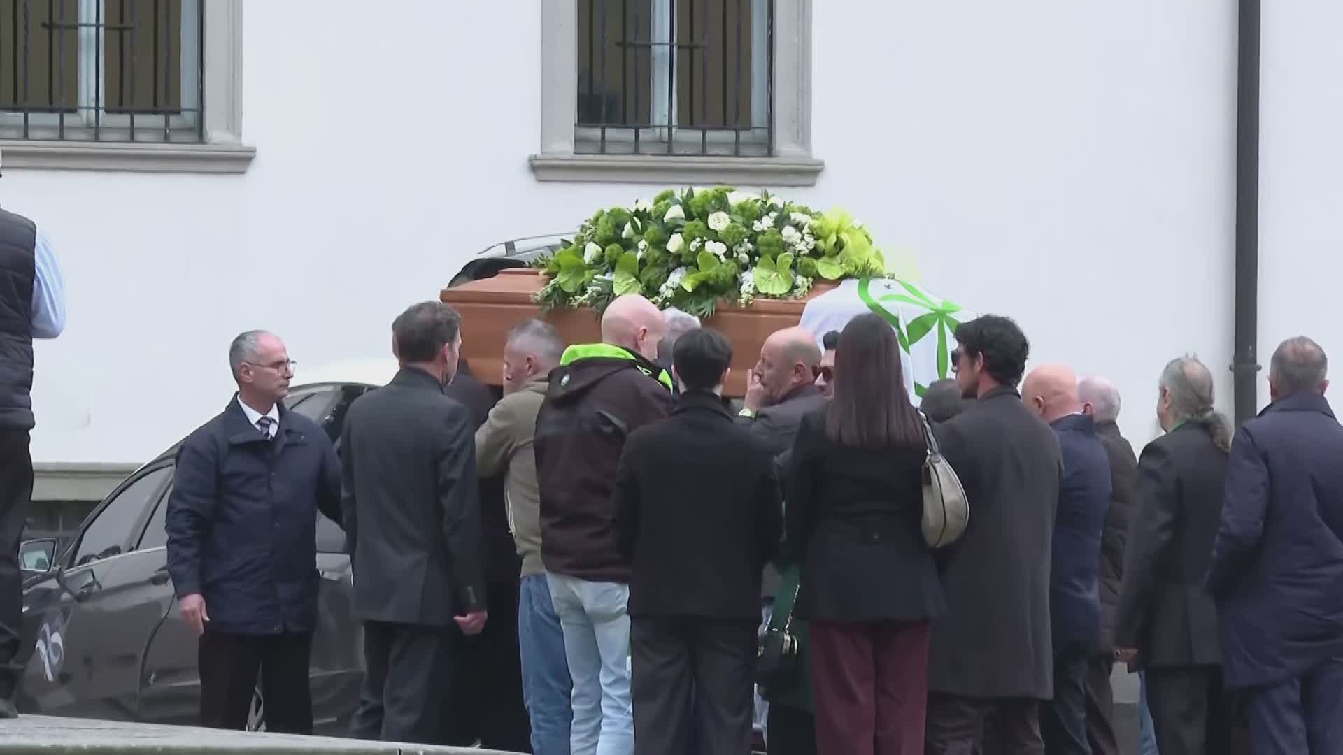 Funerali Umberto Bossi, l’ultimo saluto di militanti e vertici dello Stato a Pontida