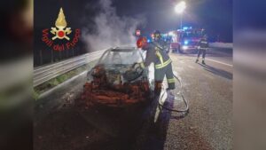 Auto in fiamme nella notte sull’A9 all’altezza di Lomazzo
