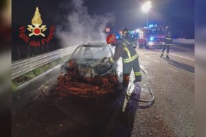 Auto in fiamme nella notte sull’A9 all’altezza di Lomazzo