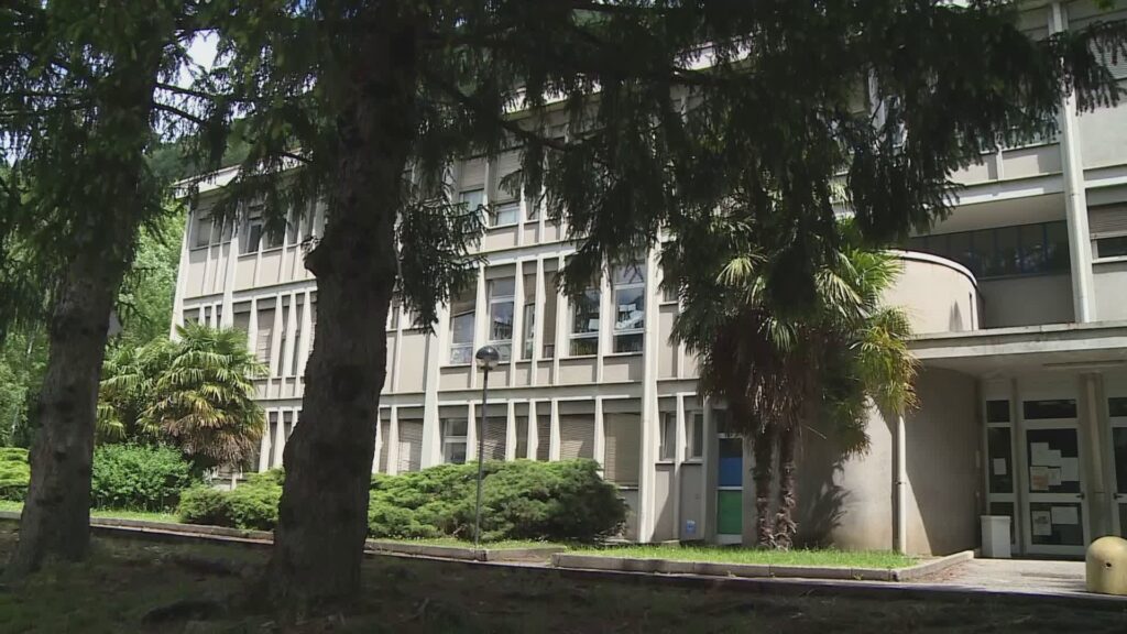 Como, erba sintetica nei cortili delle scuole. Opposizioni e genitori contro la decisione del Comune