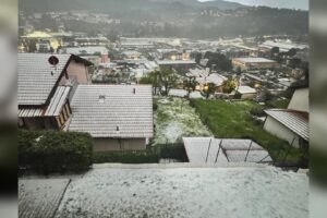 Vento, temporale e grandine, ondata di maltempo in serata sul Lario