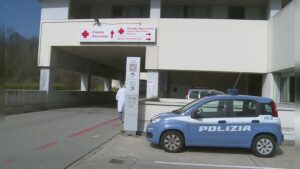 Aggredisce i sanitari e poi tira calci e pugni agli agenti, 38enne arrestato al Sant’Anna