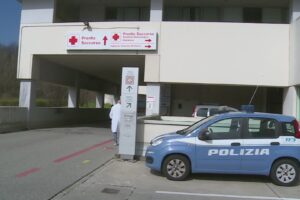 Aggredisce i sanitari e poi tira calci e pugni agli agenti, 38enne arrestato al Sant’Anna