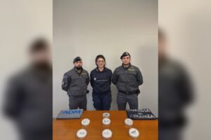 Monete d’argento al posto della ruota di scorta, 31enne scoperto e sanzionato in dogana