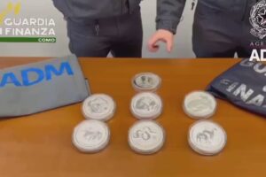 Monete d’argento al posto della ruota di scorta, 31enne scoperto e sanzionato in dogana