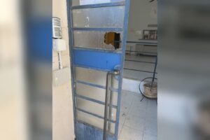 Danni e minacce di morte ai bagni di via Sirtori, arrestato 23enne egiziano. Aggrediti gli agenti