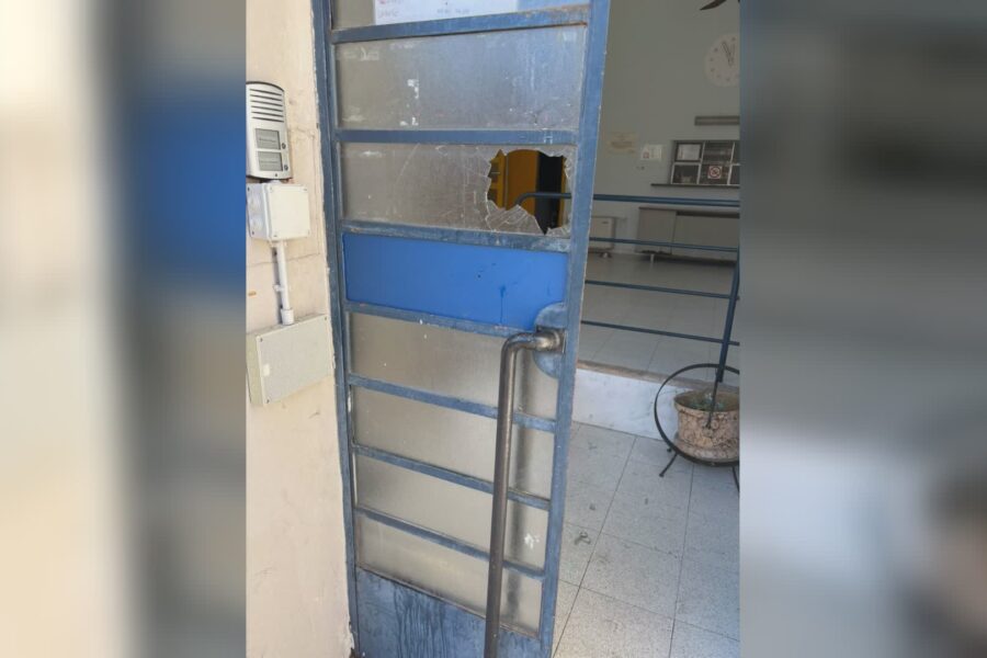 Danni e minacce di morte ai bagni di via Sirtori, arrestato 23enne egiziano. Aggrediti gli agenti