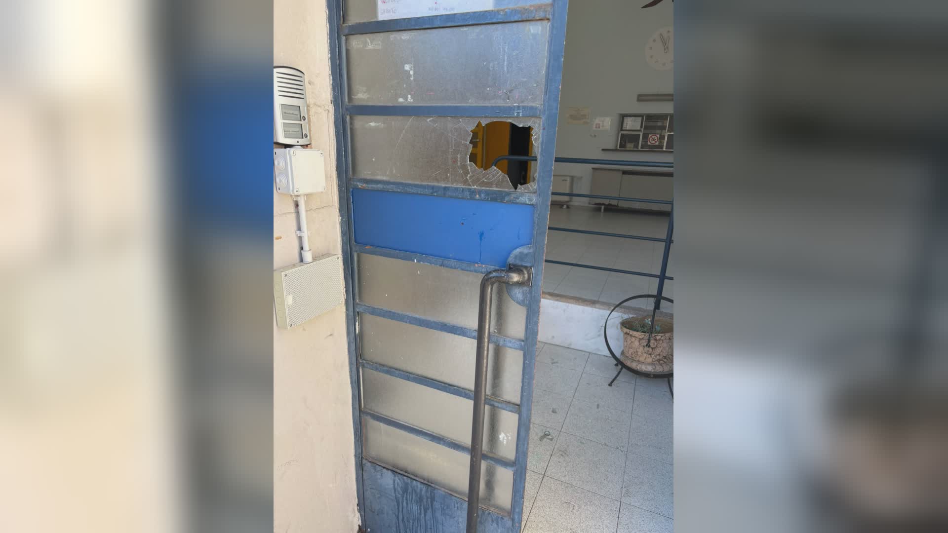 Danni e minacce di morte ai bagni di via Sirtori, arrestato 23enne egiziano. Aggrediti gli agenti