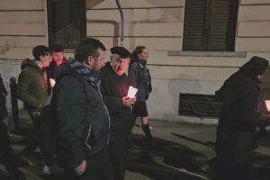 Via Crucis dei giovani. Il cardinale Cantoni ai ragazzi: “Date voce a chi non ce l’ha”