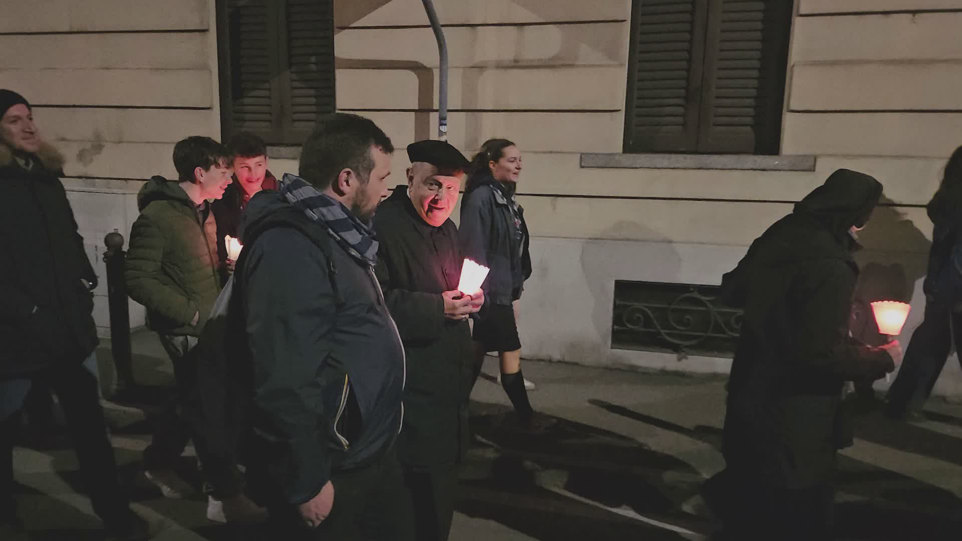 Via Crucis dei giovani. Il cardinale Cantoni ai ragazzi: “Date voce a chi non ce l’ha”