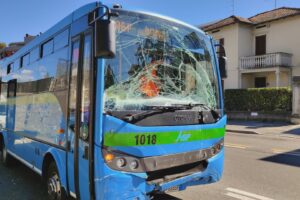 Incidente in via Varesina, coinvolto un bus di linea, sei feriti