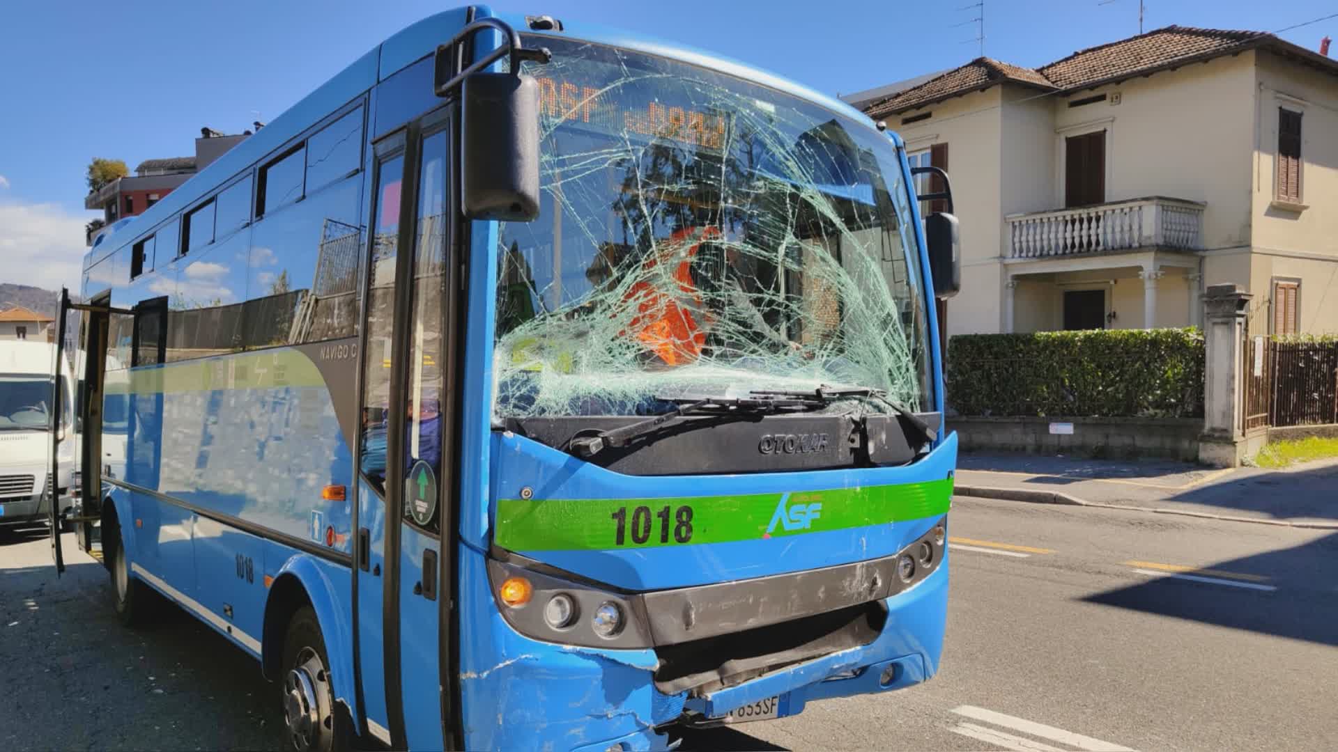 Incidente in via Varesina, coinvolto un bus di linea, sei feriti