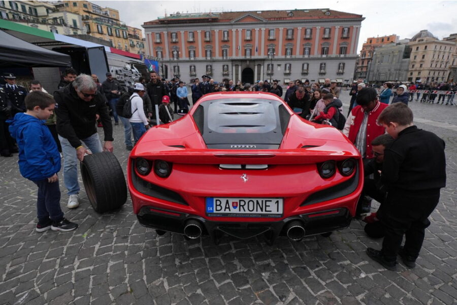 A Napoli pit stop e cambio gomme in piazza Plebiscito