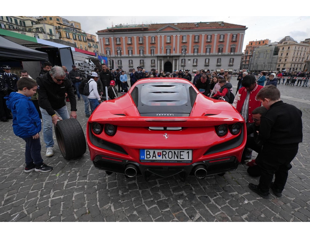 >ANSA-BOX/Meccanici per un giorno, il sogno Ferrari coronato dai ragazzi Down