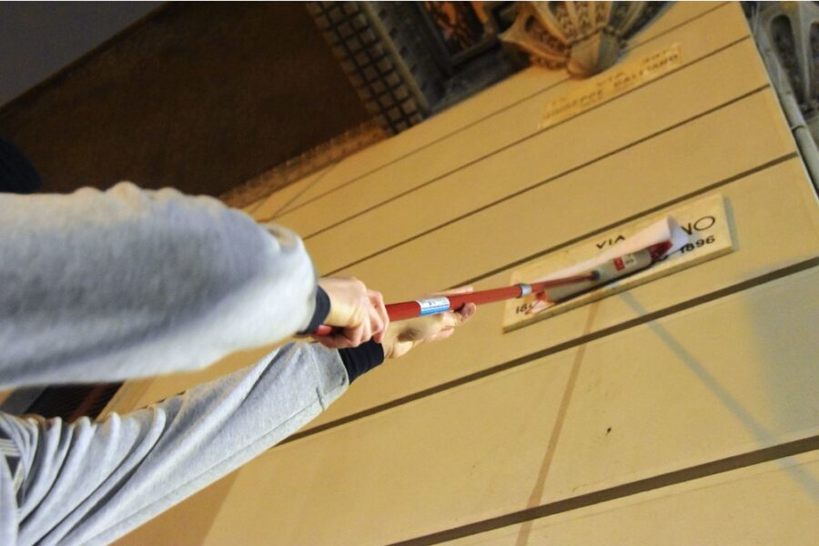 "Affissi dei cartelli con acqua e farina sui nomi di partigiane"