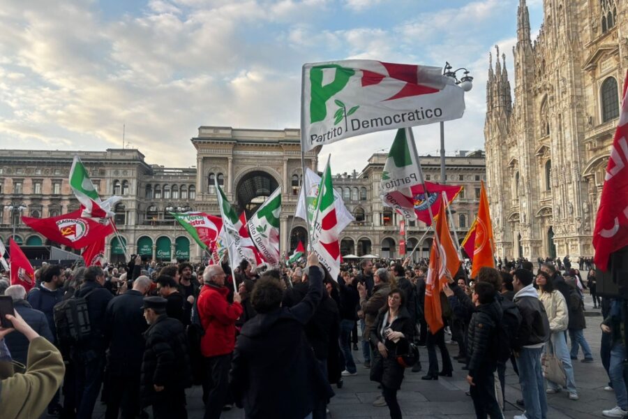 Canti e balli sulle note di 'C'è chi dice no' e di 'Bella Ciao'