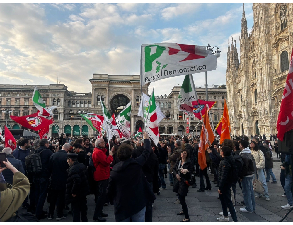 A Milano centrosinistra, Cgil e Anpi festeggiano il No in piazza Duomo