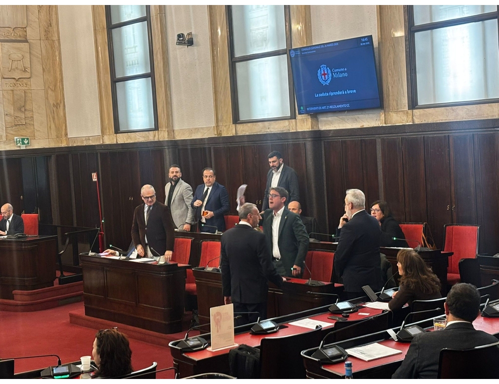 A Milano la commemorazione per Bossi diventa bagarre in aula