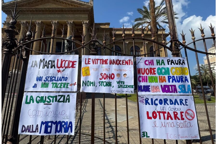 Sulla scalinata del teatro lirico iniziativa della Rete per la cultura antimafia